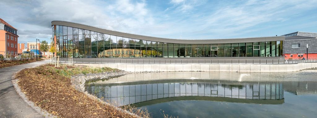 Neubau Schwimmhalle Ilmenau, Südfassade mit Teich