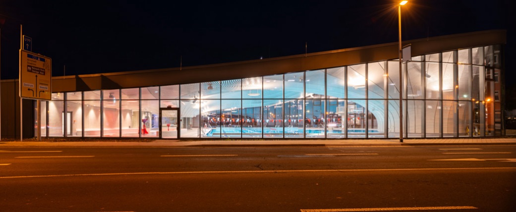 Neubau Schwimmhalle Ilmenau, Nachtansicht