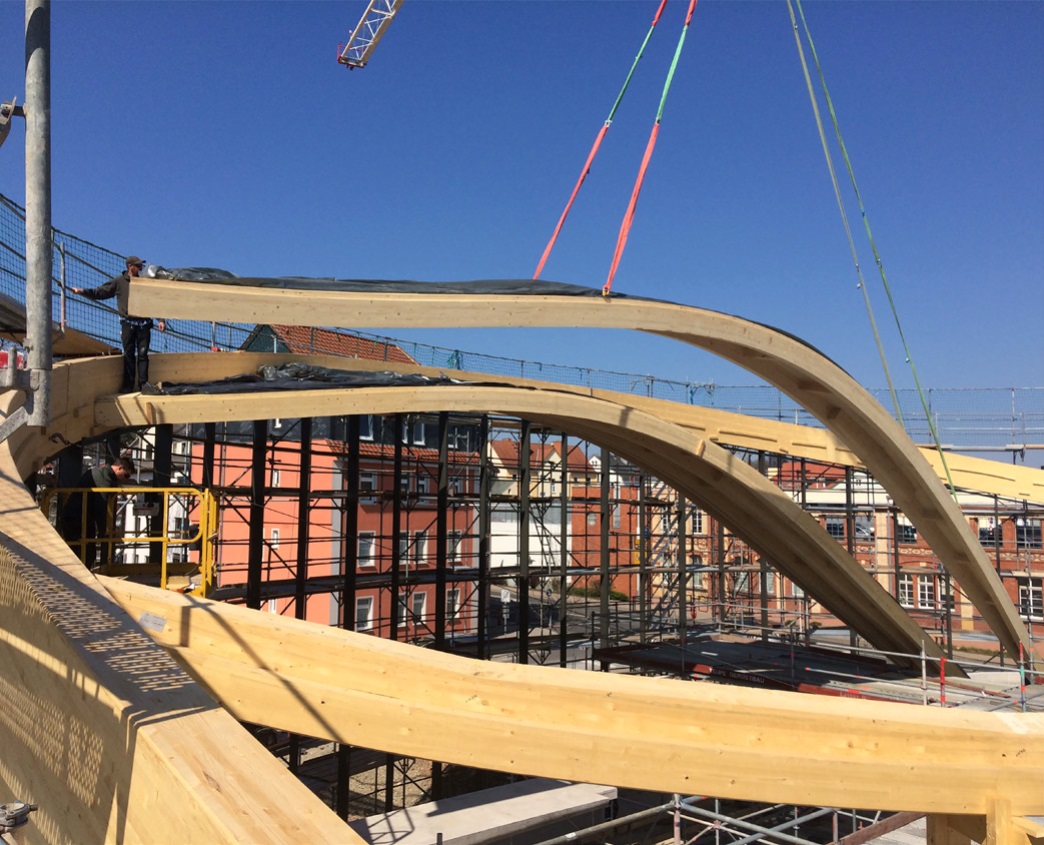 Neubau Schwimmhalle Ilmenau, Montage der Schalenelemente