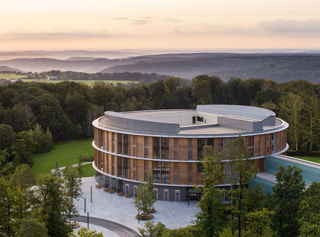 Neubau der Waldkliniken Eisenberg in Waldlandschaft