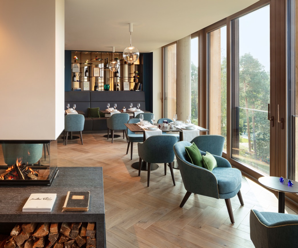 Speisesaal mit Kamin im Neubau der Waldkliniken Eisenberg