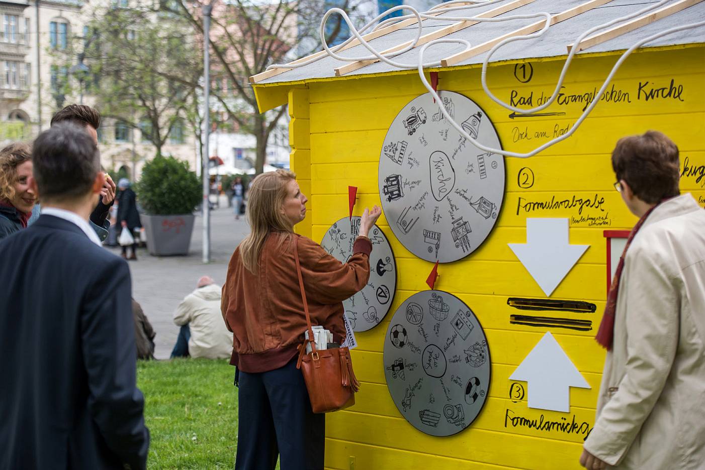 Menschen am "Ideengenerator" auf einer Ausstellung in Erfurt