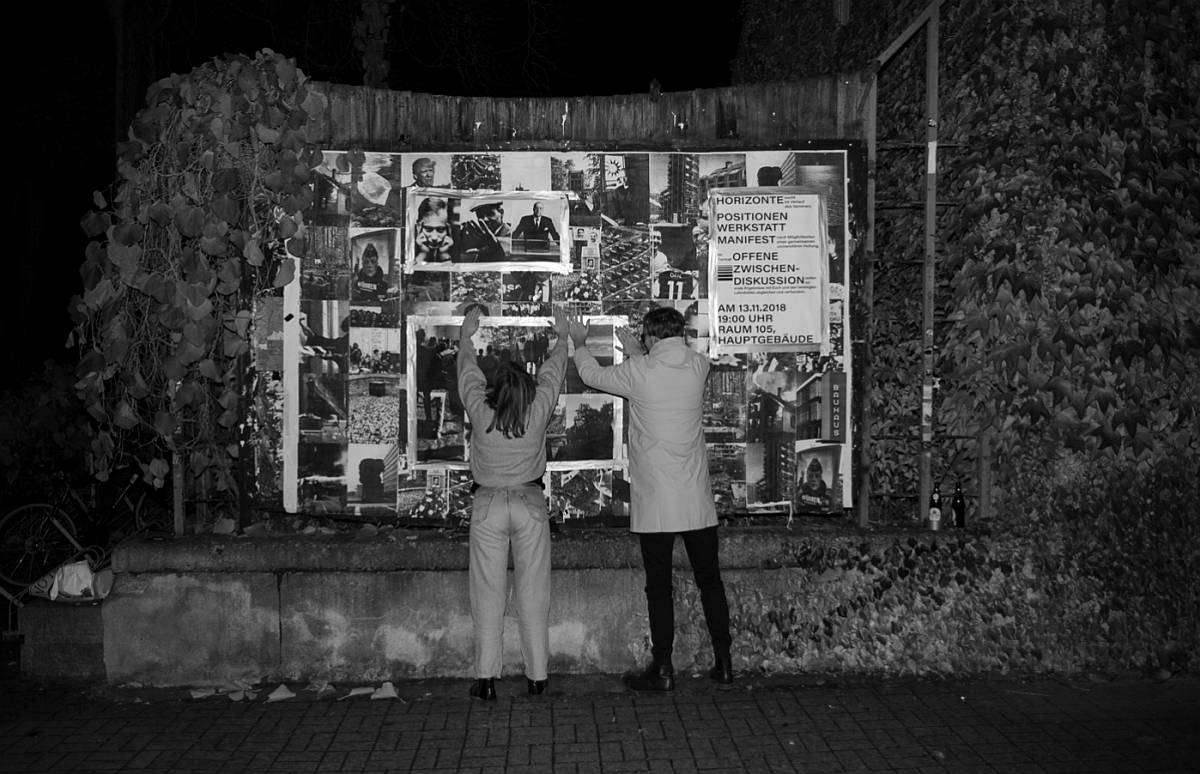 Plakate hängen