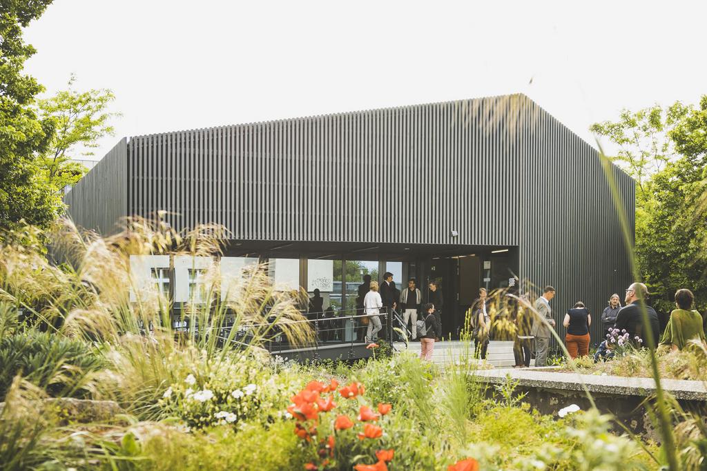 Außenansicht des Green Campus Hörsaalgebäudes mit Eingangsbereich