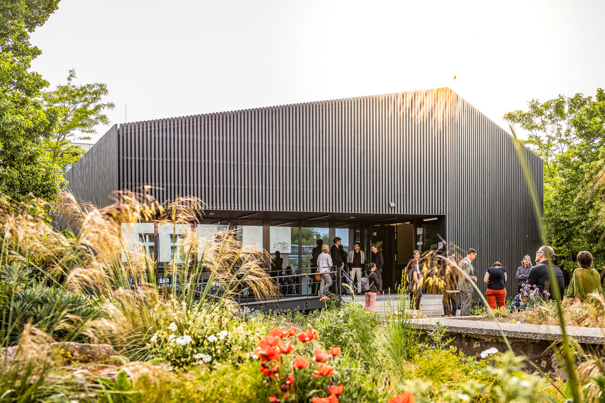 Außenansicht des "Green Campus" Hörsaalgebäudes der FH Erfurt