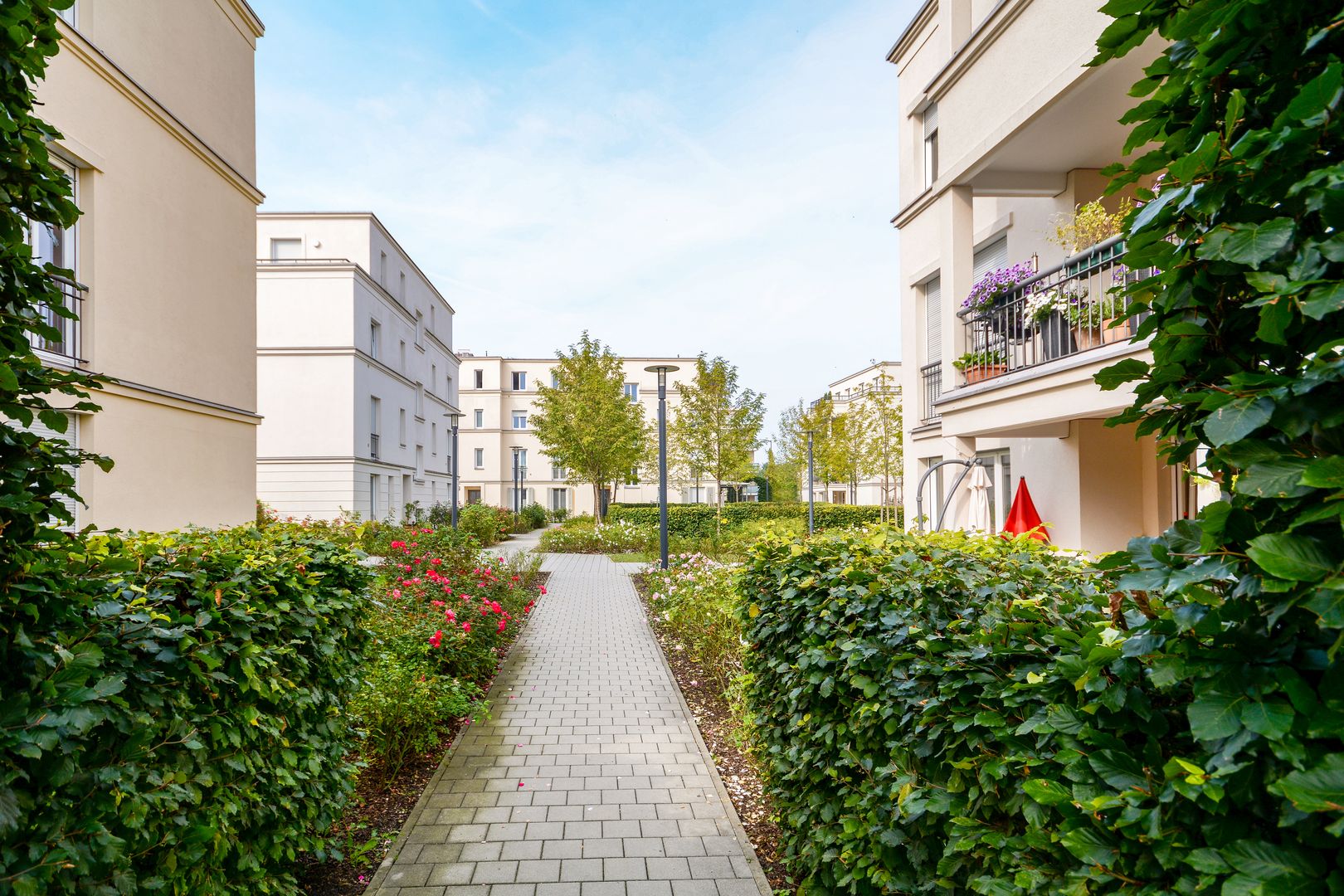 Moderne Wohnhäuser umgeben von einer begrünten Anlage