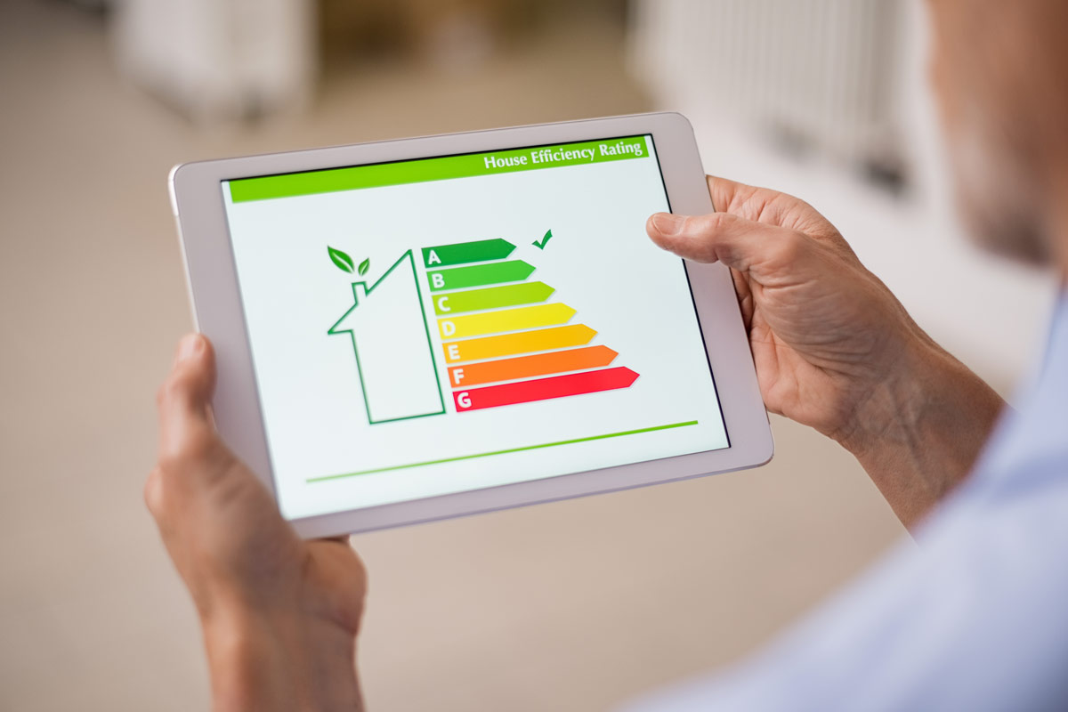 Closeup Tablett mit Grafik eine Energieeffizienzskala