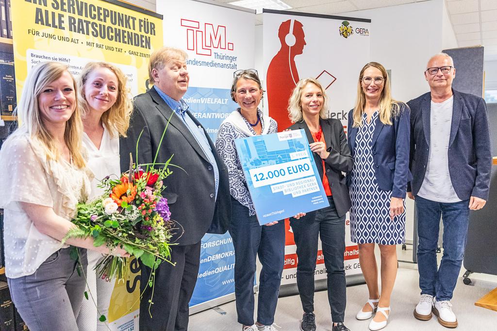 Ministerin Susanna Karawanskij überreicht den Gewinnern einen symbolischen Scheck und Blumen