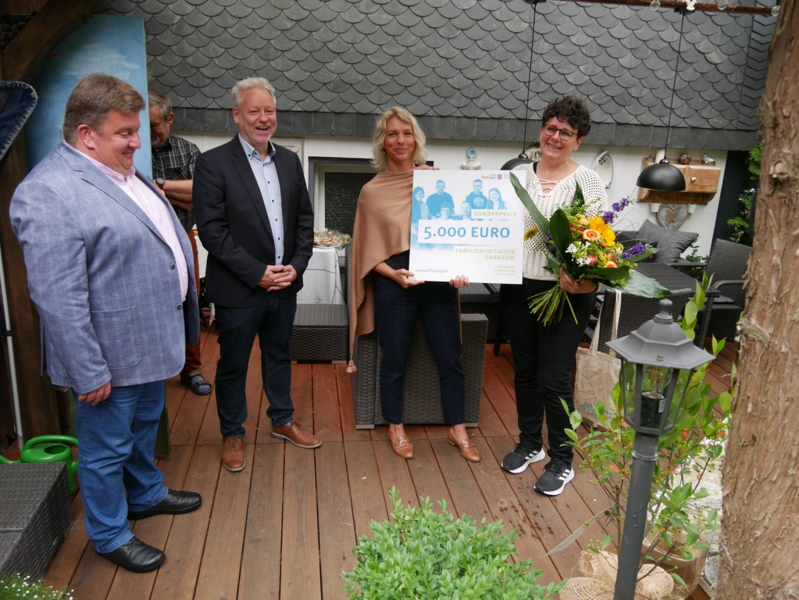 Ministerin Susanna Karawanskij übergibt den Sonderpreis mittels symbolischen Scheck an die Familieninitiative