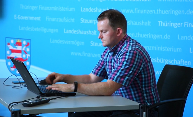 Bediensteter vor dem PC