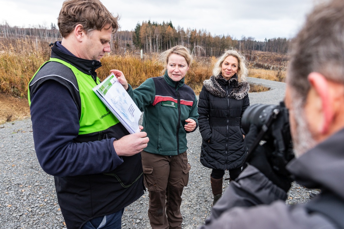 Ministerin Karawanskij und Mitarbeitende des Thüringenforst bei der Präsentation des Waldzustadsberichts 2024