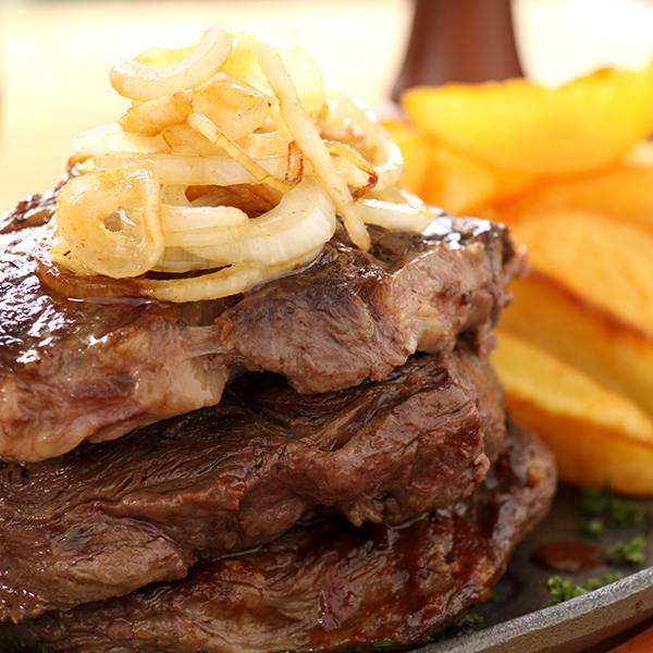 gebratene Wildsteaks mit Zwiebeln und Bratkartoffeln