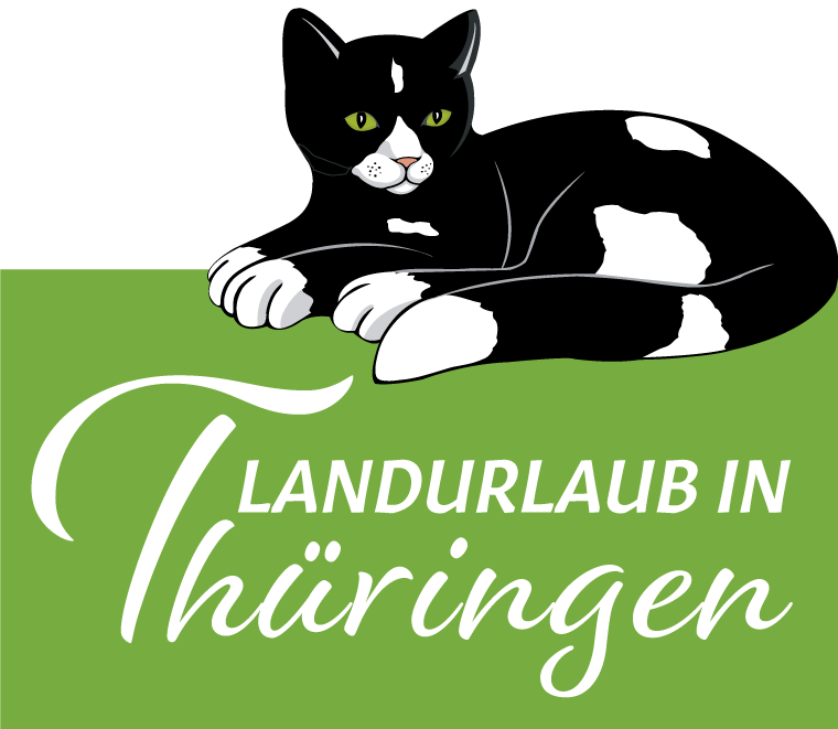 zu sehen ist eine schwarz-weiße Katze, die über dem Schriftzug Landrulaub in Thüringen sitzt. Der Schriftzug ist weiß auf hellgrünem Hintergrund