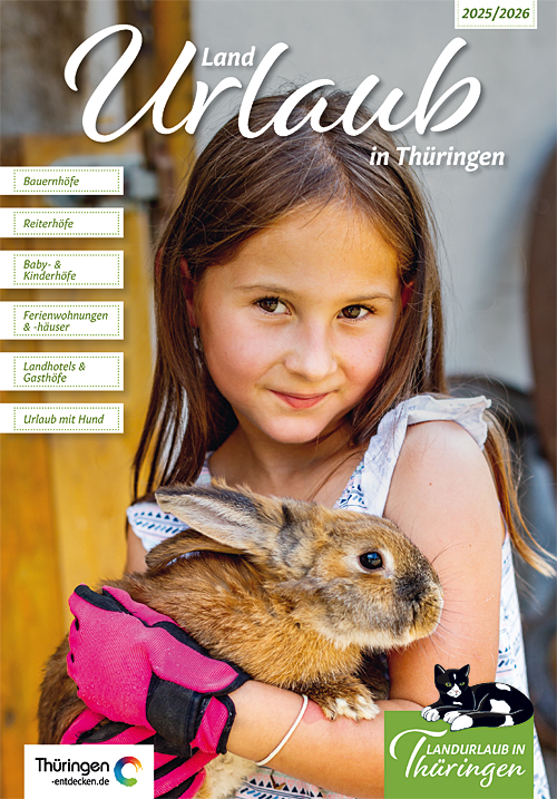 Cover Landurlaub in Thüringen 2025: Ein Mädchen hält ein braunes Kaninchen im Arm
