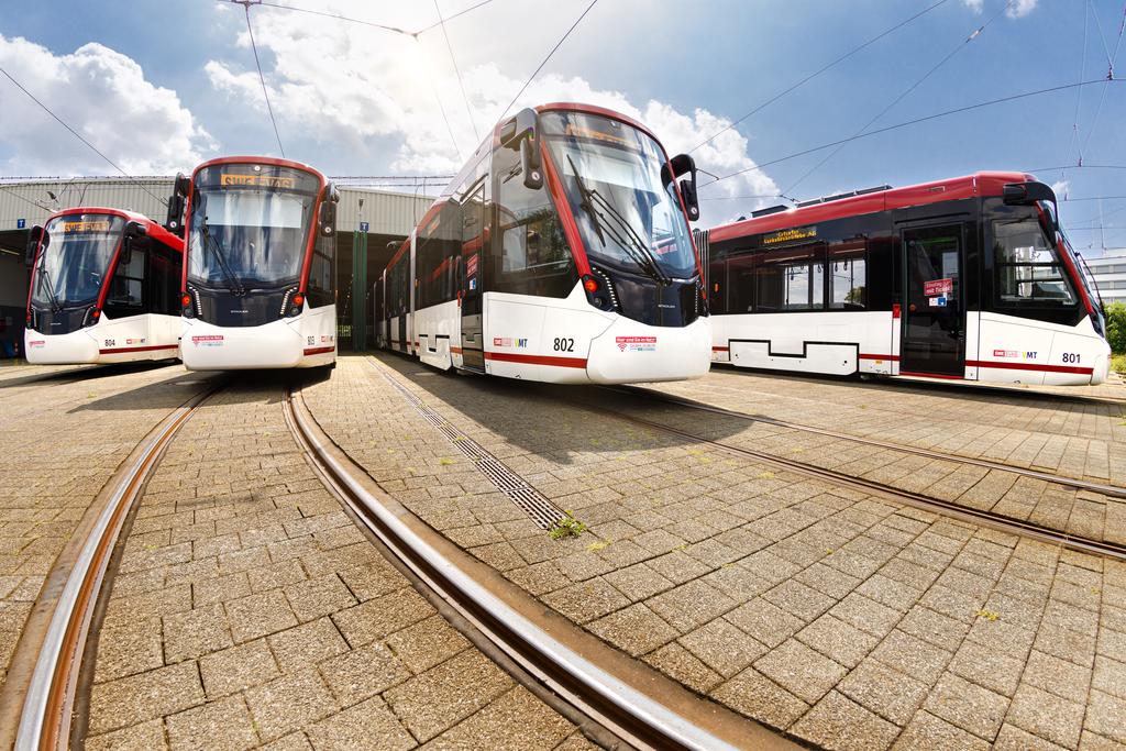 4 neue Straßenbahnen stehen auf den Schienen vor dem Depot