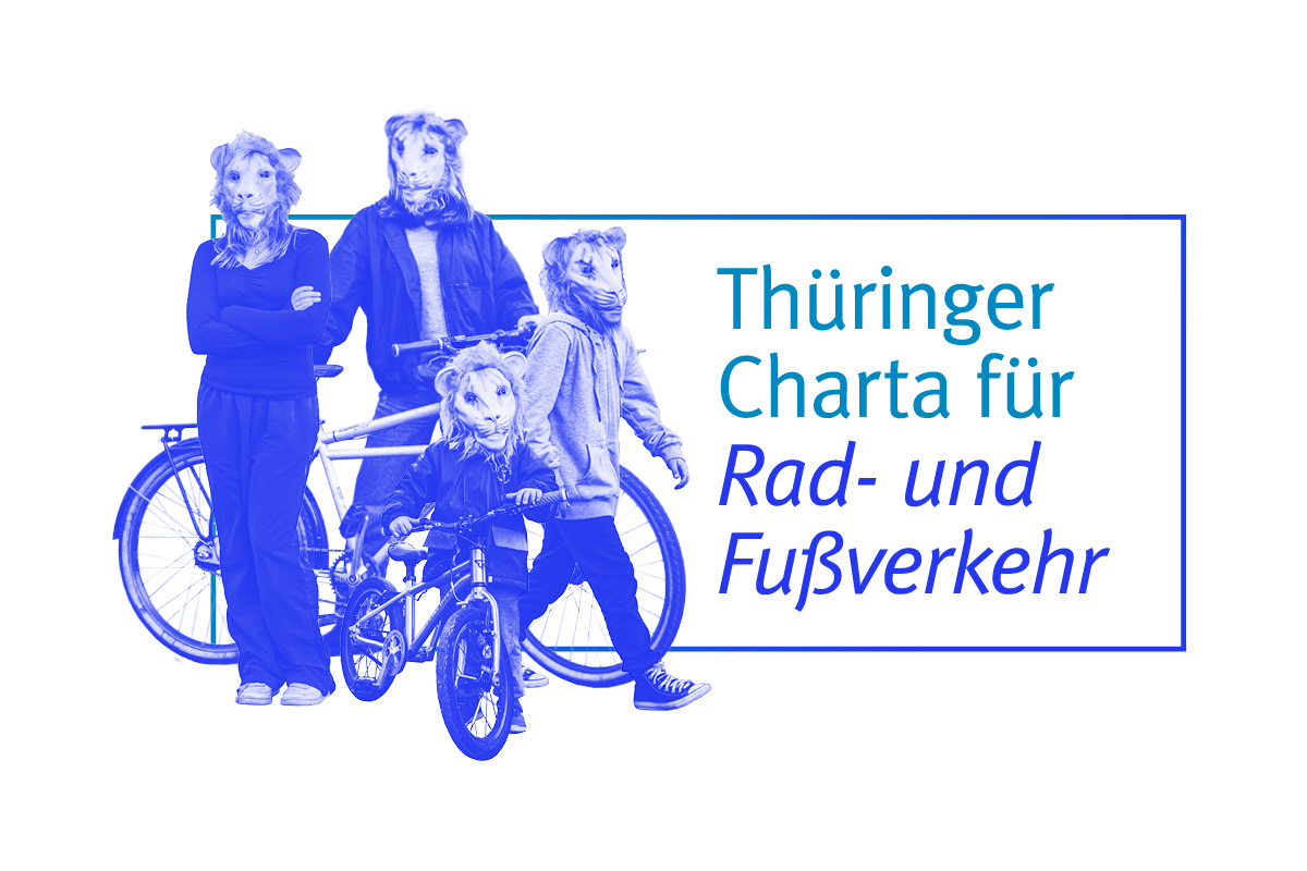 Mehrere Personen verschiedenen Alters mit Löwenmasken und Fahrrädern