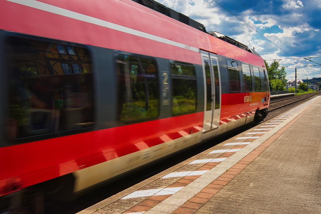 Zugdurchfahrt, RE Regionalexpress, Thüringen Franken Express, Bahnhof Porstendorf bei Jena, Thüringen