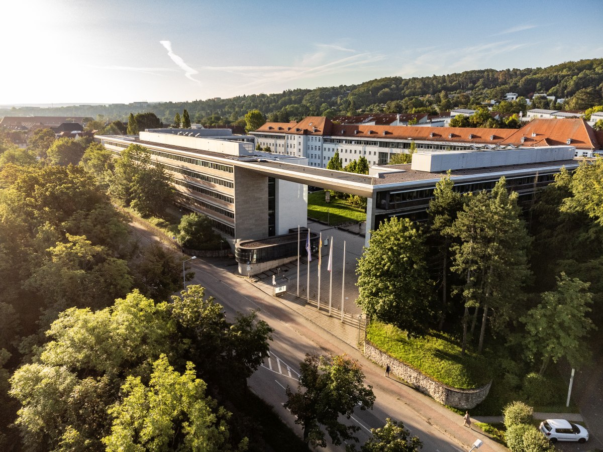 Drohnenaufnahme des Dienstgebäudes in der Erfurter Werner-Seelenbinder-Straße 8