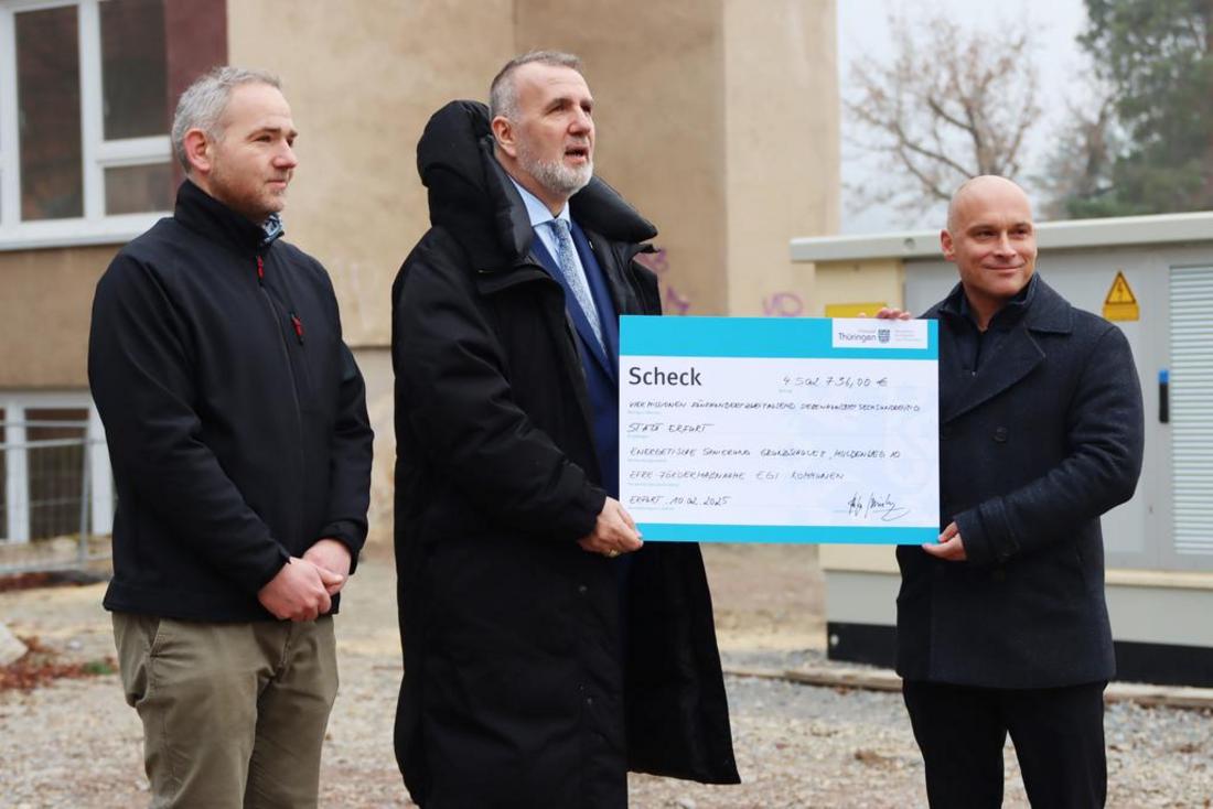 Übergabe Fördermittelscheck durch Minister Schütz an den Oberbürgermeister Horn der Stadt Erfurt