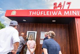 Ministerin Karawanskij am 24/7-Minikonsum von Thüfleiwa im Apolda