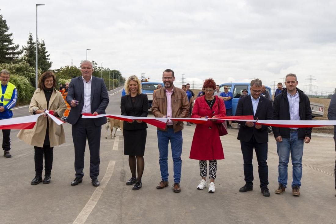 Bundestagsabgeordnete Antje Tillmann (CDU), Oberbürgermeister Andreas Bausewein, Susanna Karawanskij (Thüringer Ministerin für Infrastruktur und Landwirtschaft), Christian Poloczek (Ortsteilbürgermeister Vieselbach), Landtagsabgeordnete Karola Stange (Die Linke), Andreas Reiche (Geschäftsführer Mütze & Rützel Bauunternehmen GmbH), Matthias Bärwolff (Beigeordneter für Bau, Verkehr und Sport) stehen auf dem Freigabeabschnitt schneiden das Band durch