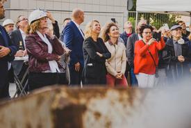 Ministerin Karawanskij und Landtagspräsidentin Keller lauschen dem Richtspruch