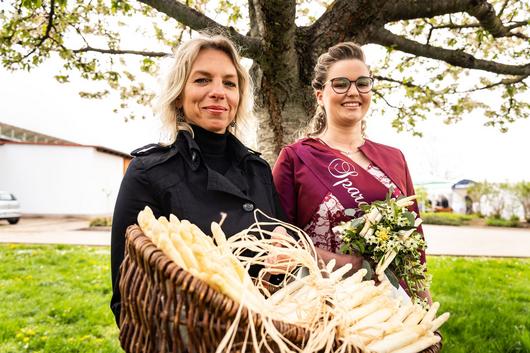 Ministerin Karawanskij mit der Thüringer Spargelkönigin 2024 Magdalena Schieck