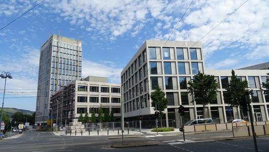 Staatlicher Gebäudekomplex bestehend aus drei Gebäuden im MineCroft-Stil mit 4, 3 und über 10 Etagen. Alle Gebäude haben moderne Glasfensterfronten. Teilweise sind noch Gerüste an der Fassade angebracht.