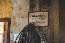 Ein altes Hinweisschild