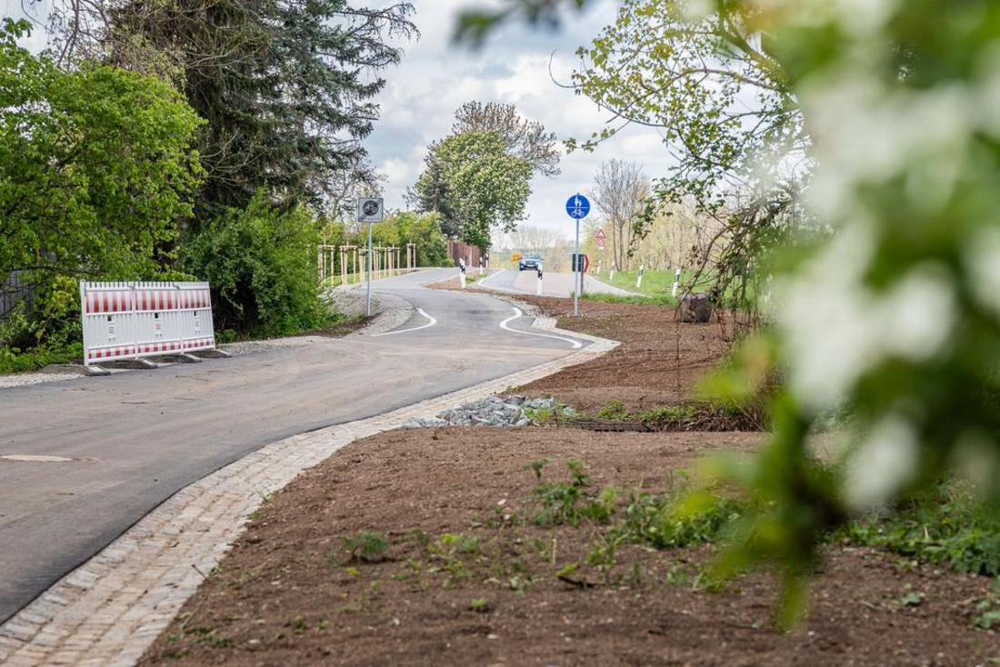 Blick auf den neuen Radweg stadtauswärts Richtung Gaberndorf
