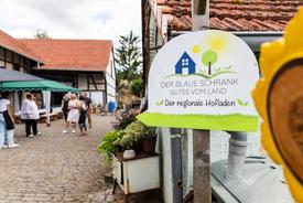 Schild Hofladen „Der Blaue Schrank“