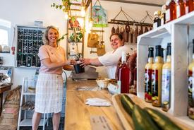 Ministerin Karawasnkij überreicht Kerstin Becker eine Moorbirke als Gastgeschenk