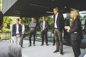 Architekt Matthias Funken (funken architekten) lädt das Publikum in den Hörsaal ein