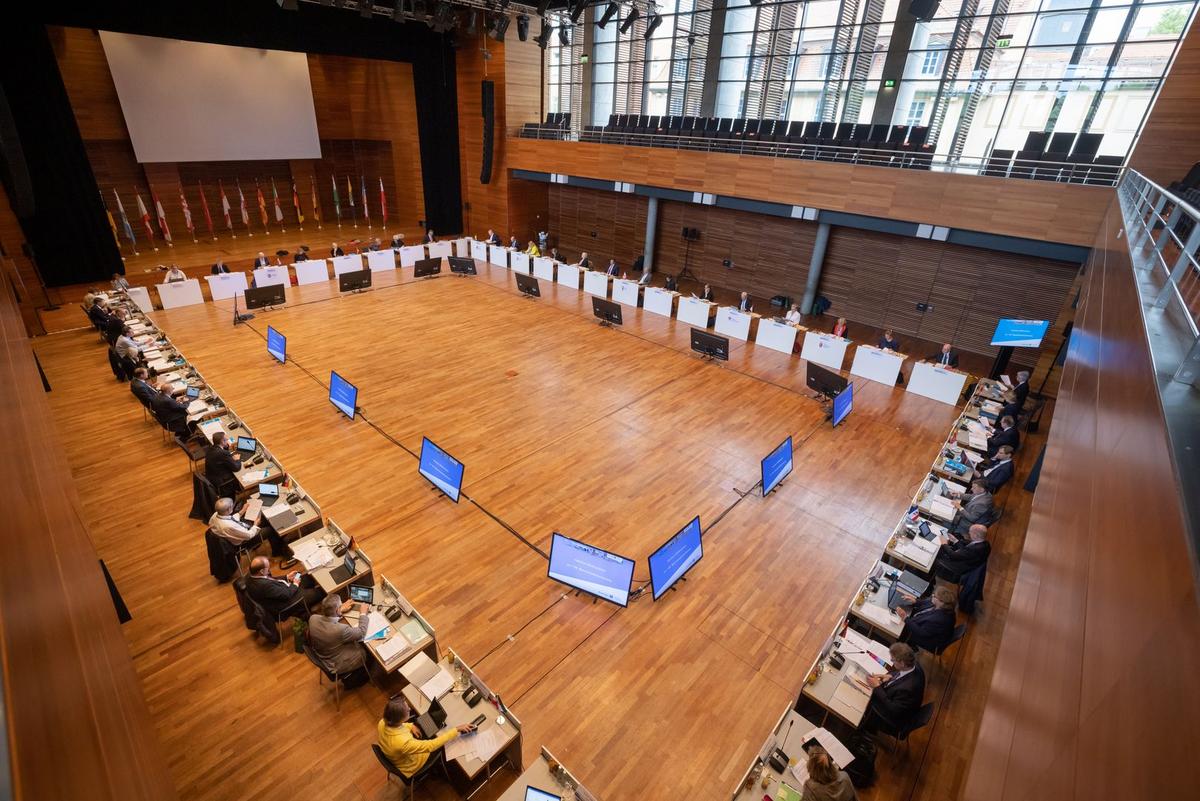 Blick von oben in Weimarhalle auf Konferenzgeschehen