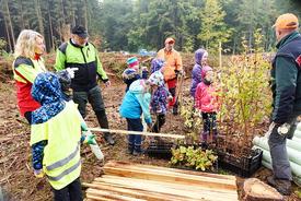Mit Erst- bis Drittklässlern der Aktiv-Schule Erfurt, Vertreter:innen des ThüringenForst und der Waldgenossenschaft Rockhausen pflanzt Ministerin Susanna Karawanskij junge Eichen für einen klimaresistenten Wald der Zukunft gepflanzt.