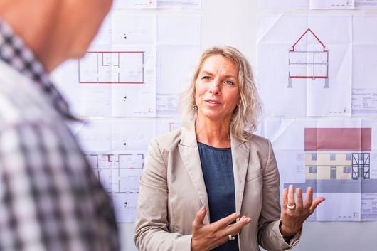 Ministerin Susanna Karawanskij vor den Plänen zum Bau des Coworking-Space in der Alten Kanzlei Bleicherode