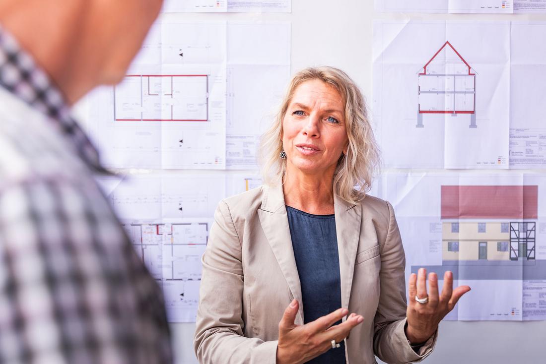 Ministerin Susanna Karawanskij vor den Plänen zum Bau des Coworking-Space in der Alten Kanzlei Bleicherode