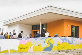 Außenansicht des neugebauten Jugendzentrums mit "Westside"-Graffiti