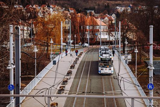 Straßenbahn fährt über Saalebrücke in Jena