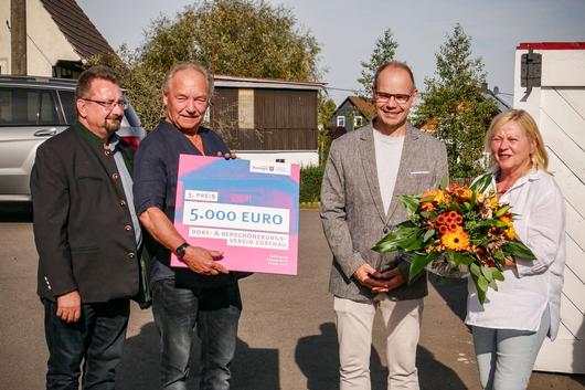 Referatsleiter Dr. Olaf Zucht und Staatsekretär Torsten Weil übergaben den Preis an Petra und Anthony Lowe vom Zürchauer Dorf- und Verschönerungsverein