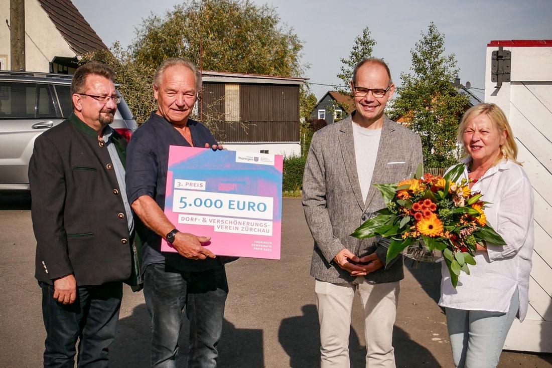 Referatsleiter Dr. Olaf Zucht und Staatsekretär Torsten Weil übergaben den Preis an Petra und Anthony Lowe vom Zürchauer Dorf- und Verschönerungsverein