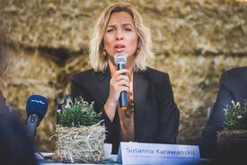 Ministerin Karawanskij mit Mikrofon