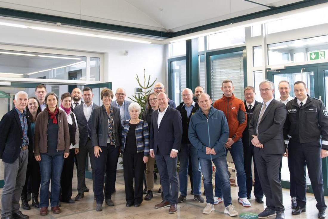Mitglieder und Vertreter des Verkehrsicherheitsrates lächelt als Gruppe in die Kamera