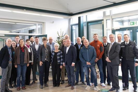 Mitglieder und Vertreter des Verkehrsicherheitsrates lächelt als Gruppe in die Kamera