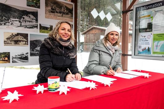 Ministerin Susanna Karawanskij und Bergbahn-Leiterin Diana Saager bei der Vertragsunterzeichnung am Bahnhof Katzhütte