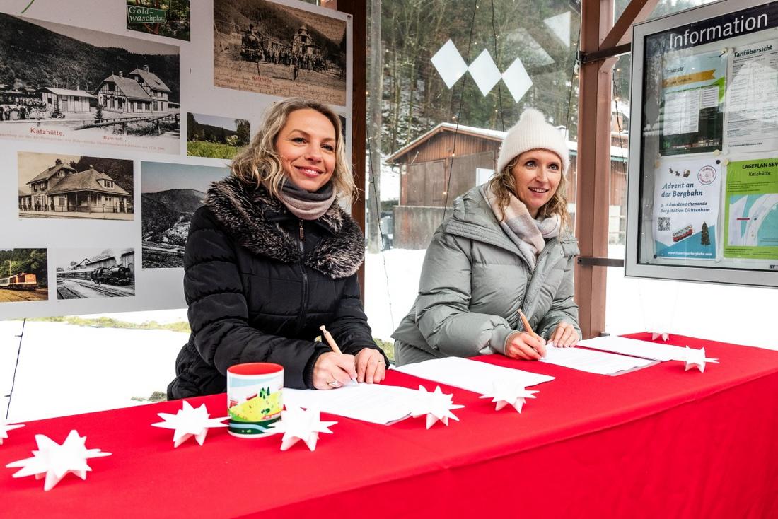 Ministerin Susanna Karawanskij und Bergbahn-Leiterin Diana Saager bei der Vertragsunterzeichnung am Bahnhof Katzhütte