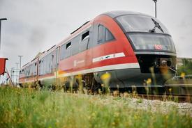 Außenansicht modernisierter roter Triebwagen für das Nordthüringennetz.
