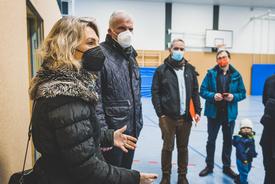 Ministerin Susanna Karawanskij, Oberbürgermeister Andreas Bausewein, Matthias Bärwolff (Beigeordneter für Bau, Verkehr und Sport) und Denny Möller bei der Besichtigung der generalsanierten Schulsporthalle der Regelschule 7 | Foto: D. Santana (TMIL)