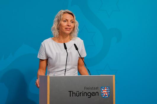 Ministerin Susanna Karawanskij am Rednerpult bei der Regierungsmedienkonferenz am 6. August 2024