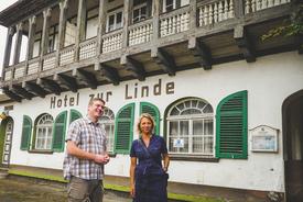 Ministerin Karawanskij und Sitzendorfs Bürgermeister Martin Friedrich vor dem leerstehenden Hotel zur Linde